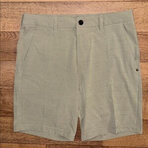 Vuori Size 30 Pebble Short In Color Gravel Casual Golf Short Business Casual Gym